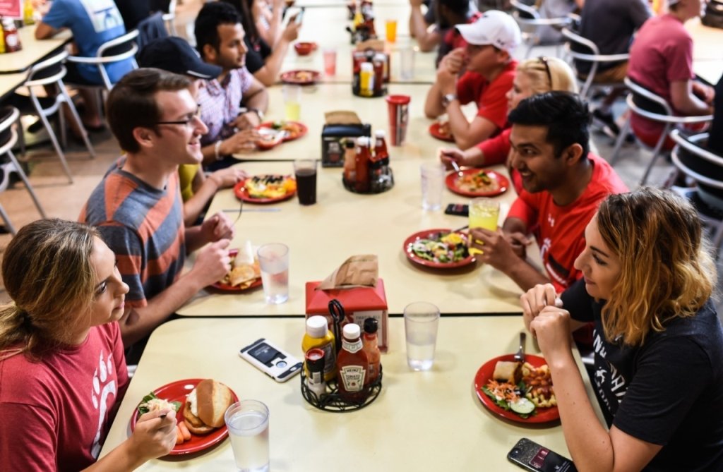 Berkeley comedor universities cafeteria shattered newshour isr efectos colleges insecure doing